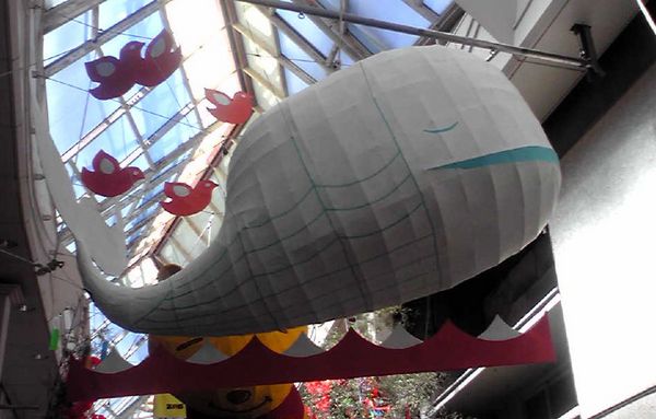 「Twitter is over capacity.」の実物が阿佐ヶ谷に出現!!!阿佐ヶ谷七夕祭り ツイッターのクジラ6 asagaya fail whale6