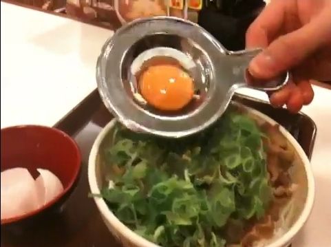 黄身だけになったたまごを牛丼に載せます。
