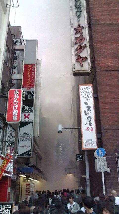新宿で火事。煙がすごいことになってる。野次馬もすごい。 新宿東口オカダヤ火災11