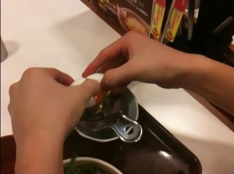 たまごをエッグセパレーターの上で割ります。