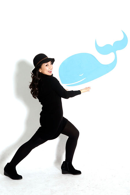 Lifting Dreamerを貼るYiying Luさん4 yiying lu sticking wall graphics4