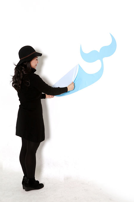 Lifting Dreamerを貼るYiying Luさん3 yiying lu sticking wall graphics3