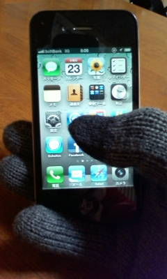 「タッチパネル可能手袋」をはめて実際にiPhoneを操作をしているところ