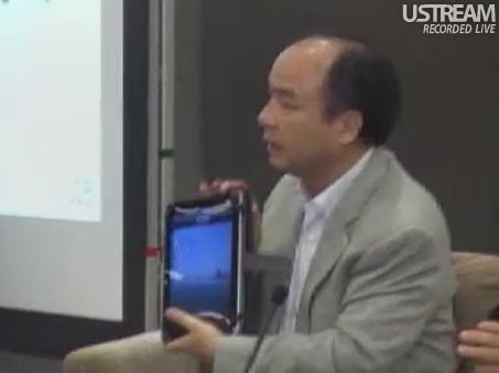 iPadを見せる孫社長 田原総一朗×孫正義 白熱対談 iPadを見せる孫社長