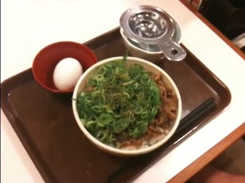 ねぎ玉牛丼を注文しました。