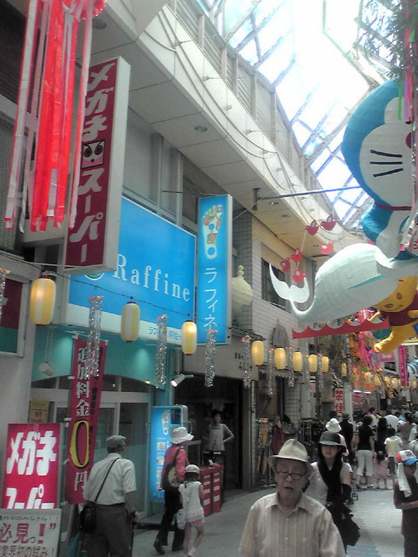 商店街のメガネスーパーが目印です。阿佐ヶ谷七夕祭り ツイッターのクジラ5 asagaya fail whale5