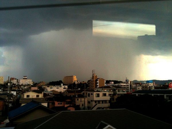 ゲリラ雨激写! 電車の窓の光が反射してちと見にくいけど。 ゲリラ豪雨