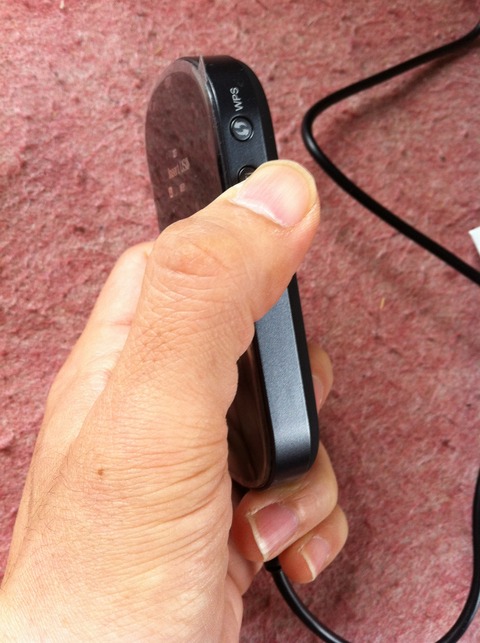 本体のサイドにある電源ボタン(Wi-Fi)を5秒間押して、GP02の電源をオンします。