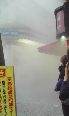新宿オカダヤで火事!いま消防車が到着したけど、直前まで向かいの三国一でごはん食べてた私。誰も本当に火事って思ってなかったみたい。こわいなー。 新宿東口オカダヤ火災01
