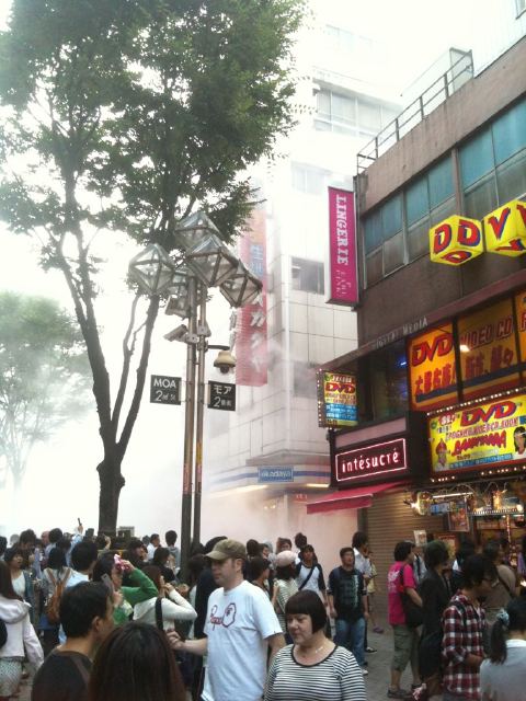 新宿東口にて火災発生中!消防車もどんどん集まり、アルタ裏は大変なことに…あの辺に自転車置いてあるんだよなー…めちゃめちゃ取りに行きにくい。 新宿東口オカダヤ火災06