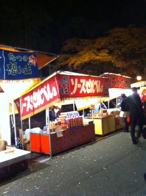 参道に沿って屋台が出ています。