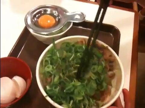 牛丼の中央にくぼみをつけます。