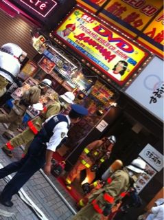 アルタ横のビルで火事。消防だ警察だ、えらいことになっとる。 新宿東口オカダヤ火災08