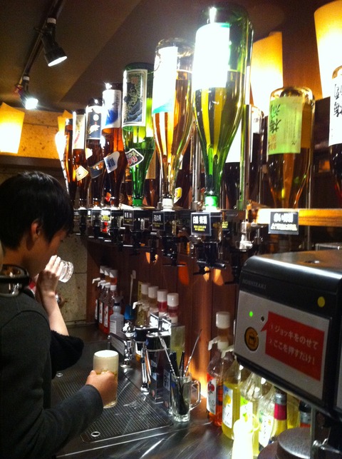 日本酒、焼酎などはこのようにビンが逆さになった状態で並べられています。