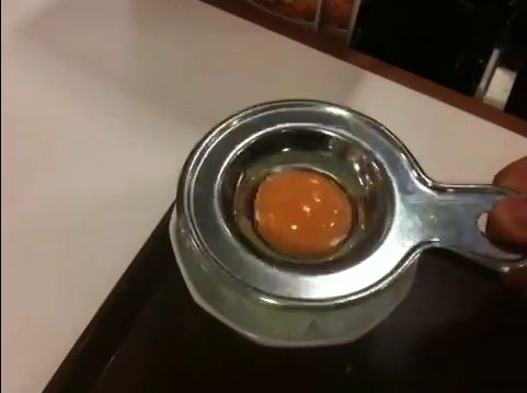 エッグセパレーターの柄の部分を持ち、フルフルとゆっくり揺らします。
