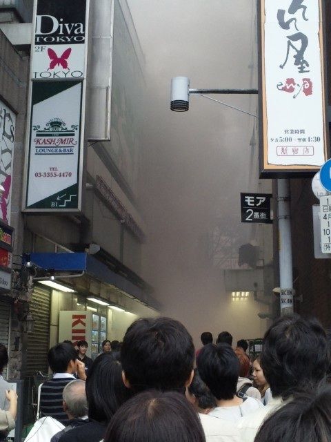 新宿オカダヤ近辺で火災発生 新宿東口オカダヤ火災04