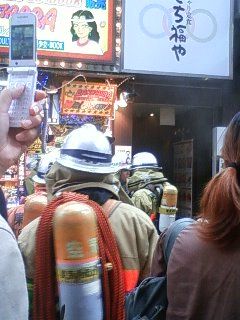 新宿なう~~ さち福やから火災発生ぽいです めちゃゴム焼けた臭いするくっさ~ 新宿東口オカダヤ火災05