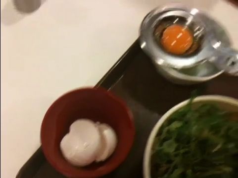 たまごの殻はおわんに捨てましょう。