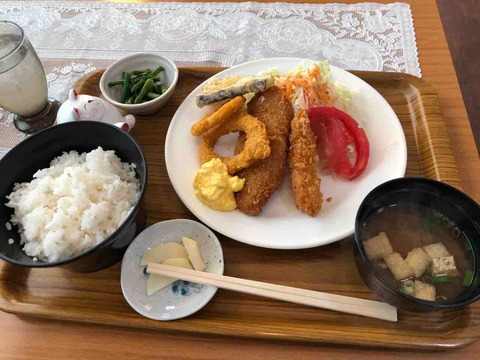 『喫茶・食事 蛍』日替わりのミックスフライのランチ