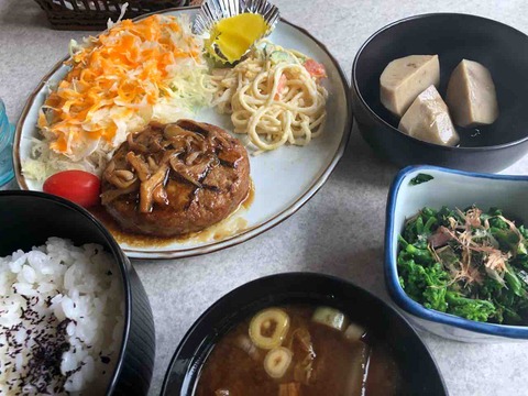 『珈琲&喫茶 エンヂェル』日替わりランチのハンバーグ定食