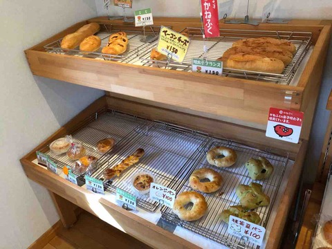 『くるみのパン屋さん』パンの棚