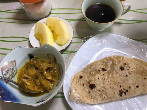 チキンカレーとチャパティ!リンゴ、珈琲