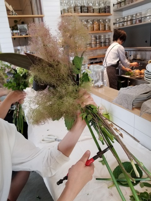 「メディカフェ ワークショップ」余分な茎をカット