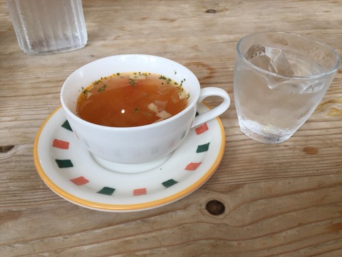 『カフェ・ドゥ・マージュ(CAFE DEUX MAGE)』ふんわり玉子のオムライス(デミグラスソース&生クリーム)ランチ・スープ