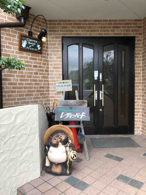 『カフェ レスト レディーバード』店舗入口