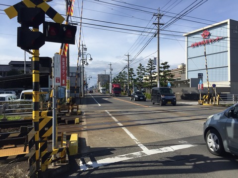 江南市役所を東から踏切越しに見たところ