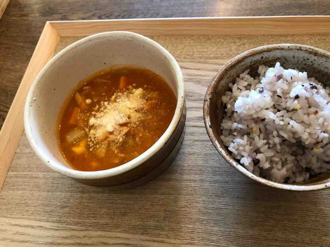 『スープカフェ スペインバル コマ(SOUP CAFE / SPAIN BAR KOMA)』スモーク鶏とたっぷり野菜のトマトソース 雑穀ごはん