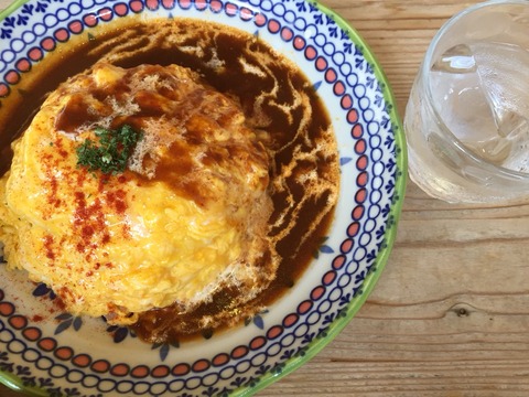『カフェ・ドゥ・マージュ(CAFE DEUX MAGE)』ふんわり玉子のオムライス(デミグラスソース&生クリーム)ランチ