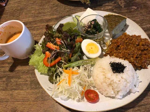 『Cafe やすらぎ屋』週替わりワンプレートランチ・自家製トマトソースハンバーグ