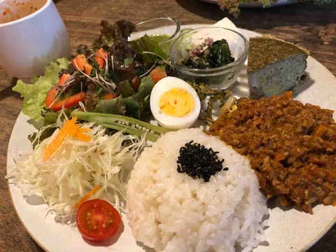 『Cafe やすらぎ屋』きのこたっぷり!トマトキーマカレー