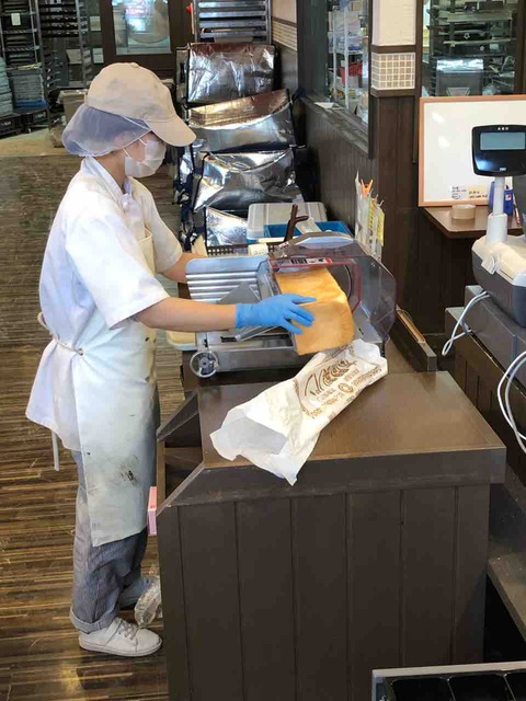 I「本間製パン株式会社・直売店」食パンカット