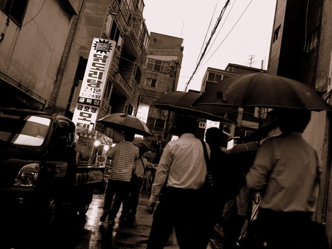 雨に靴下濡らす鬱なマルチュク通り濡れ残酷史