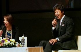 築上町でトークショーを行う秋山幸二さん