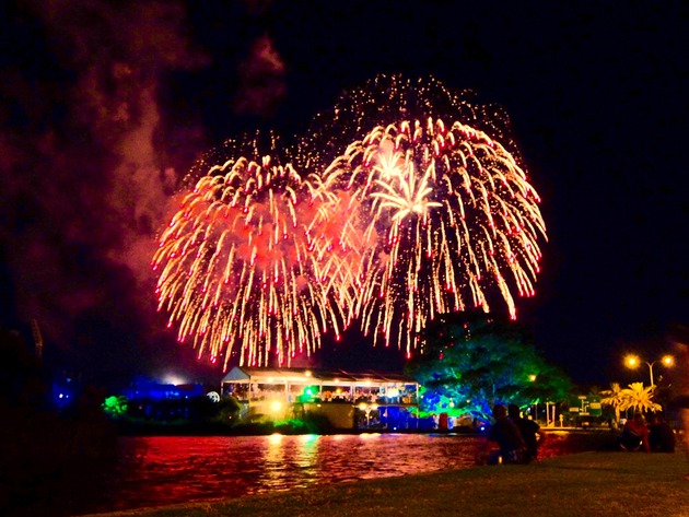 バスト湖横の広場で年越しカウントダウンイベントがやってて(花火の下のテントがそれ)、日本でも一時期よく流れてたあの曲がガンガンかかってました。そう、あの曲が・・・ あれあれ・・・
