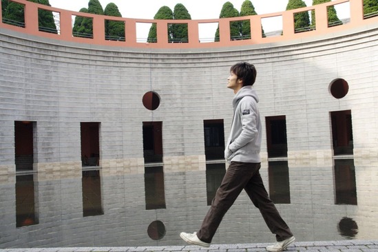 公園を歩く男性