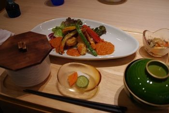横浜仲町台にある定食屋さん「にじいろ食堂」のランチ