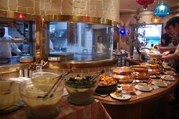 横浜みなとみらいにあるインド料理のお店「カザーナ」の店内