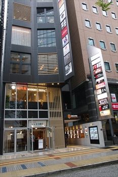 新横浜にある飲食店ビルの外観