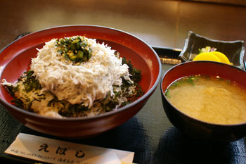 ららぽーと横浜のフードコート「FOURSYUN」のしらす丼