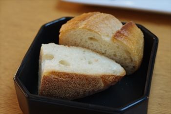 新横浜にあるイタリアン「アマルフィイ ノベッロ」のパン