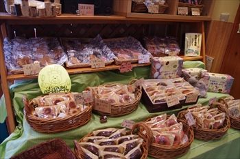 横浜綱島にある洋菓子店「ヴェルプレ」の店内