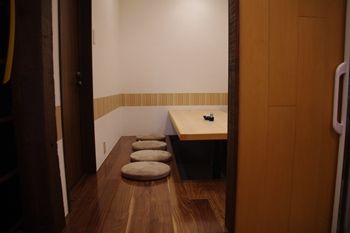 横浜仲町台にある定食屋さん「にじいろ食堂」の店内