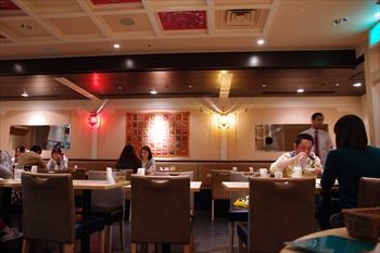 横浜にあるインドカレー食べ放題のお店「マントラ」の店内