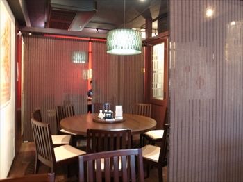 横浜にある中華料理店「DRAGON酒家」の店内