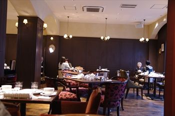 横浜センター北にあるレストラン「ラ・メゾン」の店内