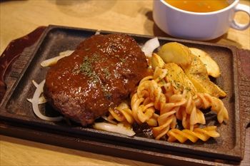 新横浜にある肉バル「ニクバルダカラ」のランチ